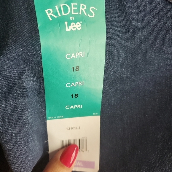 Riders by Lee Mid-Rise Capris - Picture 7 of 7